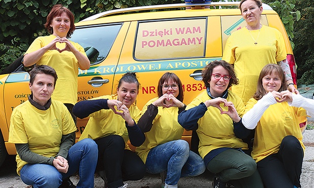 Wolontariuszki zachęcają wszystkich do posługi w hospicjum i okazania serca najbardziej potrzebującym. Od lewej w pierwszym rzędzie: Anna Bińkowska, Monika Szczepanik, Beata Kowalska, Karolina Sołtysińska, Joanna Makuch. Stoją Monika Wężyk i Zofia Kowalska.
