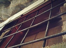 ▲	Z oczywistych względów nie możemy opublikować fotografii przedstawiającej całość lub nawet część pokoju. Oto zaledwie mały detal Celi Buntowników,  który nie zdradzi od razu drogi do wyjścia…