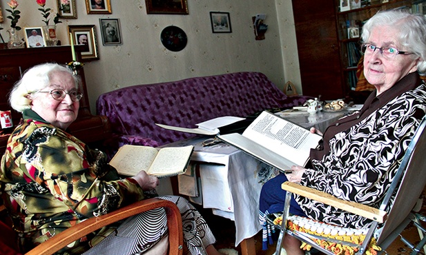 Stefania i Felicja Nawrat w swoim mieszkaniu w Wirku