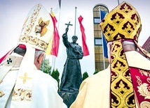 Bp Kazimierz Romaniuk, emerytowany biskup warszawsko-praski, otrzymał statuetkę  bł. Władysława.