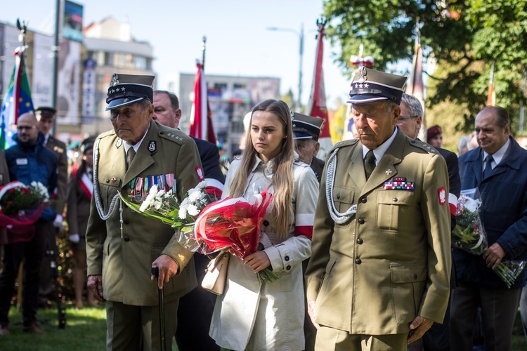 Cześć i chwała bohaterom!