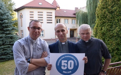Duszpasterze akademiccy (od lewej) ks. Mariusz Wilk, ks. Artur Chruślak i ks. Marek Adamczyk zapraszają do jubileuszowego świętowania  
