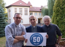 Duszpasterze akademiccy (od lewej) ks. Mariusz Wilk, ks. Artur Chruślak i ks. Marek Adamczyk zapraszają do jubileuszowego świętowania  
