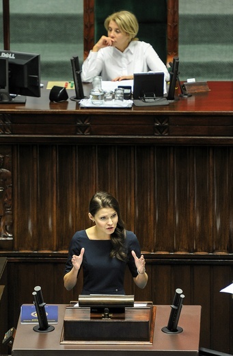 Projekt obrońców życia prezentowała wiceprezes Instytutu Ordo Iuris, dr Joanna Banasiuk.  W tle wicemarszałek Barbara Dolniak.