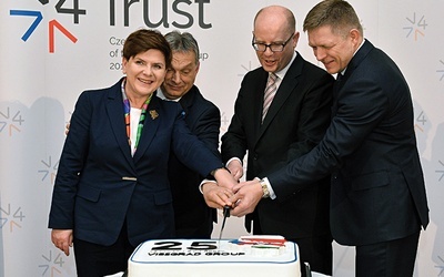Od lewej: premierzy Polski, Węgier, Czech i Słowacji dzielą  tort z okazji  25-lecia Grupy  Wyszehradzkiej.