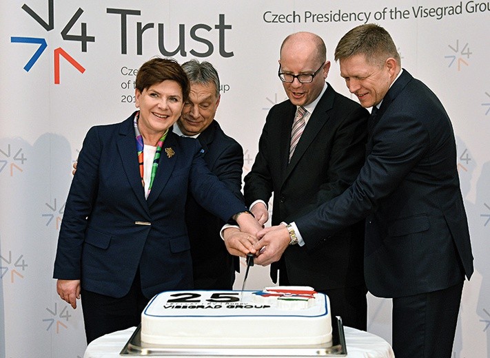 Od lewej: premierzy Polski, Węgier, Czech i Słowacji dzielą  tort z okazji  25-lecia Grupy  Wyszehradzkiej.