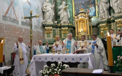 Rocznicowej Mszy św. przewodniczył o. Piotr Chojnacki, prezes Polskiej Kongregacji Zakonu Cysterskiego, opat z Krakowa-Mogiły