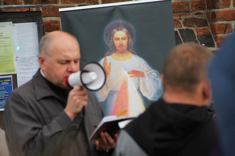 Koronka na ulicach miast świata