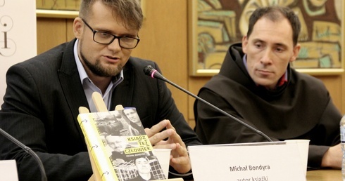 Michał Bondyra, autor książki, z jednym z jej bohaterów: o. Ezechielem Lasotą OFM