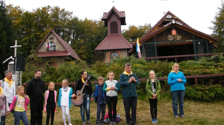 Rajd Szkół Katolickich na Groń Jana Pawła II