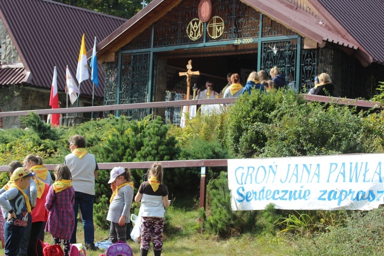 Rajd Szkół Katolickich na Groń Jana Pawła II