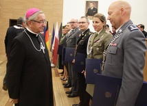 Abp Sławoj Leszek Głódź gratuluje nowym doktorom habilitowanym AMW 