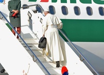 Z jakim paszportem podróżuje papież?