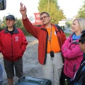 XII Rajd Papieski odbył się w tym roku do Rytra. W środku Bogusław Królak z Środowiska Turystycznego, jednej z sekcji Parafialnego Klubu Sportowego "Jaworze".