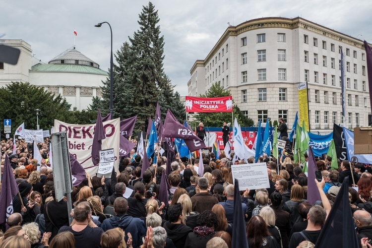 Czarny Marsz na ulicach Warszawy