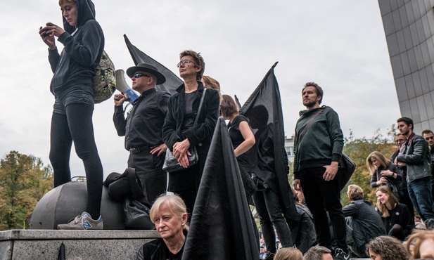 Ile osób uczestniczyło w "czarnych protestach"?