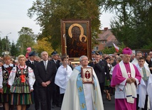 Przybywajacej do parafii Maryi towarzyszyły tłumy wiernych