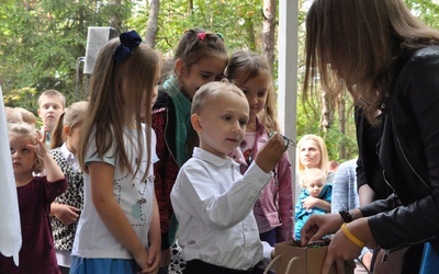 Młodzi z grupy apostolskiej rozdają rożańce