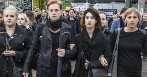 Czarny protest zablokował skrzyżowanie