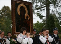 Ikonę Maryi w parafii Sierzchowy niosły m.in. kobiety w strojach regionalnych