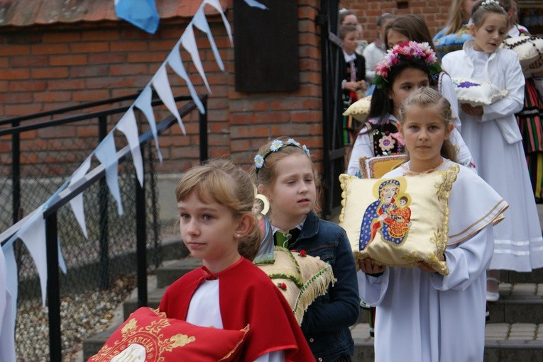 Powitanie ikony MB Częstochowskiej w parafii Sierzchowy