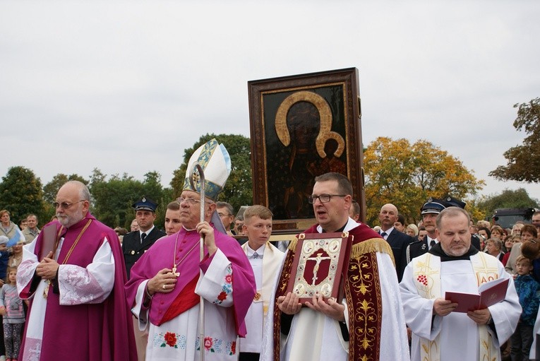 Powitanie ikony MB Częstochowskiej w parafii Sierzchowy