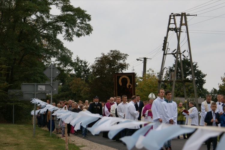 Powitanie ikony MB Częstochowskiej w parafii Sierzchowy