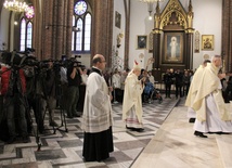 Abp Hoser: Osobistych problemów nie "załatwia się" kosztem życia dziecka