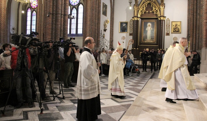 Abp Hoser: Osobistych problemów nie "załatwia się" kosztem życia dziecka