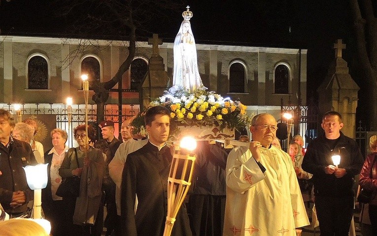 Na swoje ramioa wzięły figure Matki Bożej także rodziny