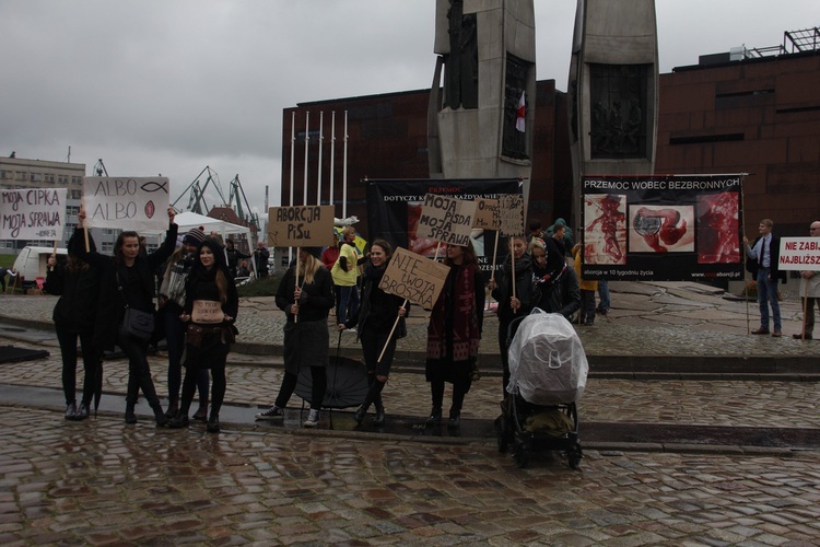 Obrońcy życia modlili się na placu Solidarności