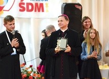 Biskup Adam odebrał statuetkę za pomoc przy organizacji ŚDM.