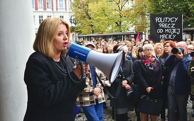 Beata Moskal-Słaniewska wzięła udział w „strajku kobiet”.