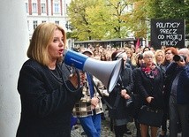 Beata Moskal-Słaniewska wzięła udział w „strajku kobiet”.