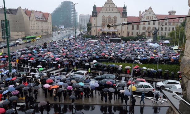 Pięciu policjantów rannych po "czarnym proteście"