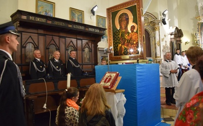 Dzieci z parafii w Krzemienicy witają Matkę Bożą w swoim kościele