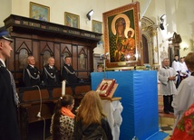 Dzieci z parafii w Krzemienicy witają Matkę Bożą w swoim kościele