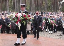 Wieńce u stóp ołtarza składali przedstawiciele wszystkich środowisk Wybrzeża. Byli wśród nich politycy, samorządowcy, reprezentanci służb mundurowych, młodzież i dzieci.