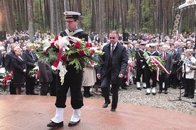 Wieńce u stóp ołtarza składali przedstawiciele wszystkich środowisk Wybrzeża. Byli wśród nich politycy, samorządowcy, reprezentanci służb mundurowych, młodzież i dzieci.