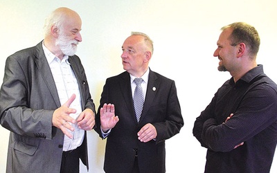Waldemar Jaroszewicz (z lewej), Antoni Szymański (w środku) i Jakub Kornacki to inicjatorzy akcji „Przekazujmy sobie znak pokoju. Godność bez ideologii”.