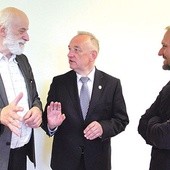 Waldemar Jaroszewicz (z lewej), Antoni Szymański (w środku) i Jakub Kornacki to inicjatorzy akcji „Przekazujmy sobie znak pokoju. Godność bez ideologii”.