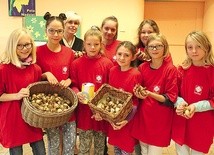 Wolontariusze z Nowogrodu Bobrzańskiego już pierwszego dnia akcji sprzedali 300 cebulek żonkili.