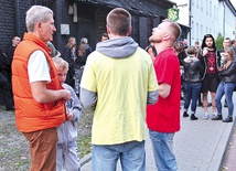 Modlący się na chodniku przed koncertem zespołu Behemot w Katowicach.
