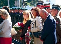 W 77. rocznicę powstania Polski podziemnej na placu przed pomnikiem PPP i AK spotkali się oficjele i mieszkańcy Elbląga, aby oddać cześć jego żołnierzom i urzędnikom.