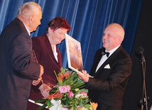 Gratulacje panu Czesławowi i jego żonie Halinie przekazuje Wiesław Śniecikowski.