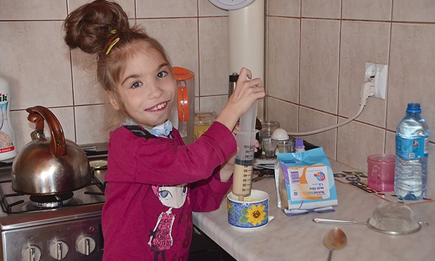 Daria przygotowuje drugie śniadanie, czyli dawkę odżywki.