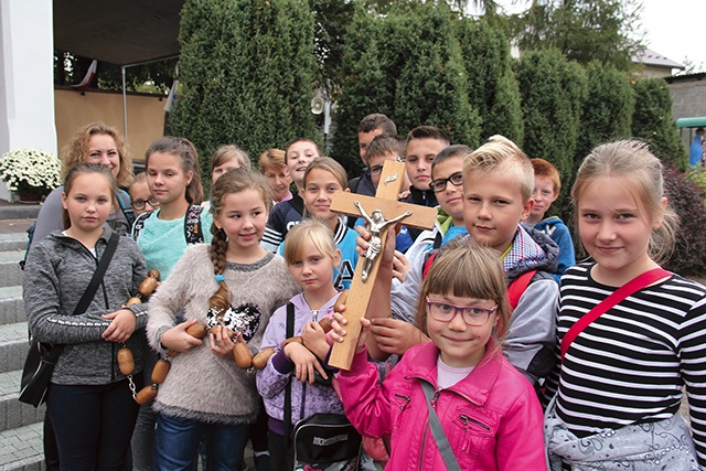 W pielgrzymce wraz ze swoją katechetką Moniką Dobracz uczestniczyli uczniowie ze SP w Siedlcu.