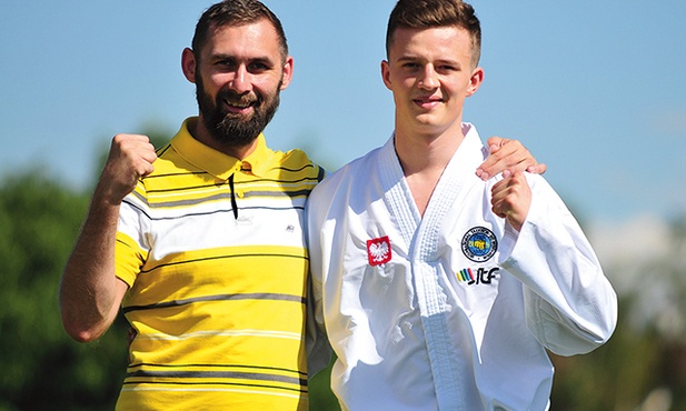 Mistrz Europy w taekwondo ITF z trenerem Piotrem Członką.