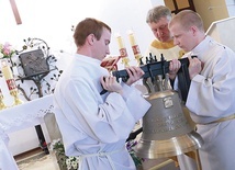 Po poświęceniu dzwon zabrzmiał w kaplicy na niedzielnej  Mszy św. W poniedziałek już był na wieży kościoła.