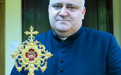 Ks. Stanisław Kurczab z pozyskanymi z Cascii relikwiami św. Rity.
